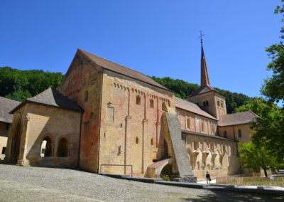 L'abbatiale et son parvis